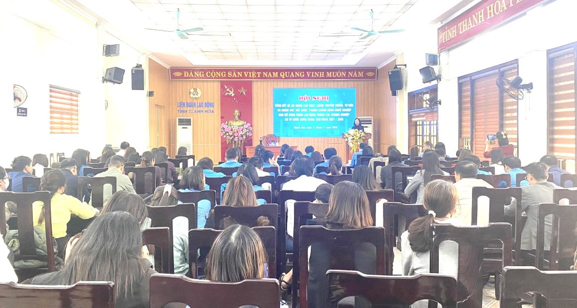 Rat dong can bo cong doan, nu cong tham du hoi nghi. Anh: Tran Lam