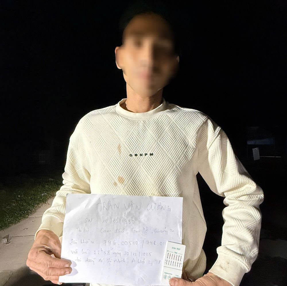 Phát hiện tài xế sử dụng ma túy khi đang lái xe trên đường Hồ Chí Minh. Ảnh: CSGT TP Huế