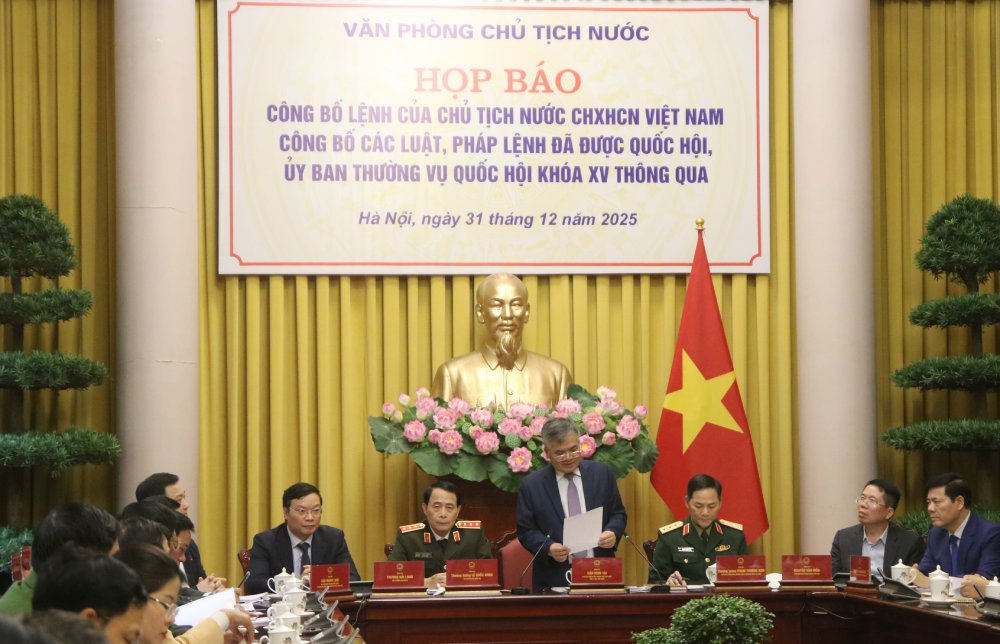 Can Dinh Tai 씨 - 국가 주석실 부주임, 국가 주석 보좌관 - 국회, 제15대 국회 상임위원회가 통과시킨 법률 및 법령 발표 국가 주석의 명령 발표. 사진: Tran Vuong