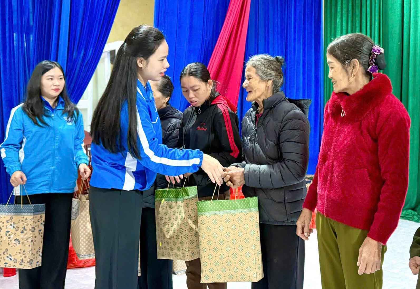 하띤에서 선물 증정 활동. 사진: 도안 뚜언.