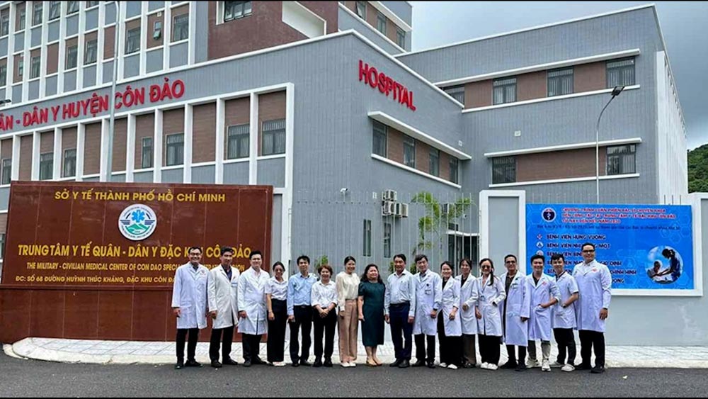 Luc luong bac si luan phien tai Con Dao. Anh: So Y te TPHCM