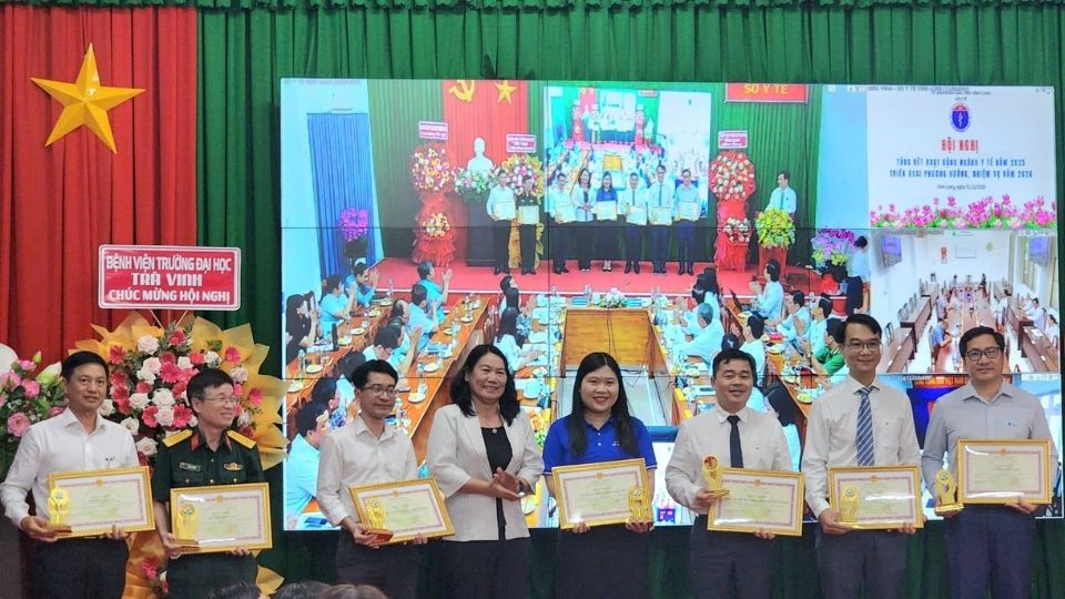 Lanh dao trao khen thuong cho cac tap the, ca nhan co dong gop noi bat trong cong tac y te. Anh: Hoang Loc