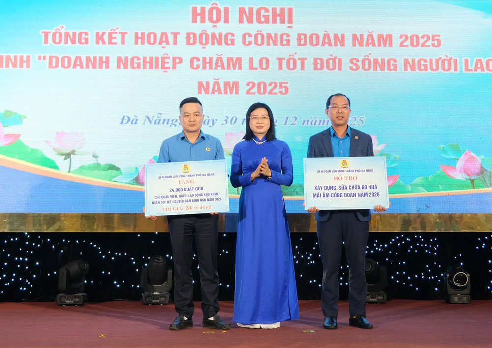 Ms. Phan Thi Thuy Linh - Chairwoman of Da Nang City Labor Federation presents a symbolic sign of 24,000 Binh Ngo Tet gifts, worth 24 billion VND to union members and workers. Photo: Tuong Minh