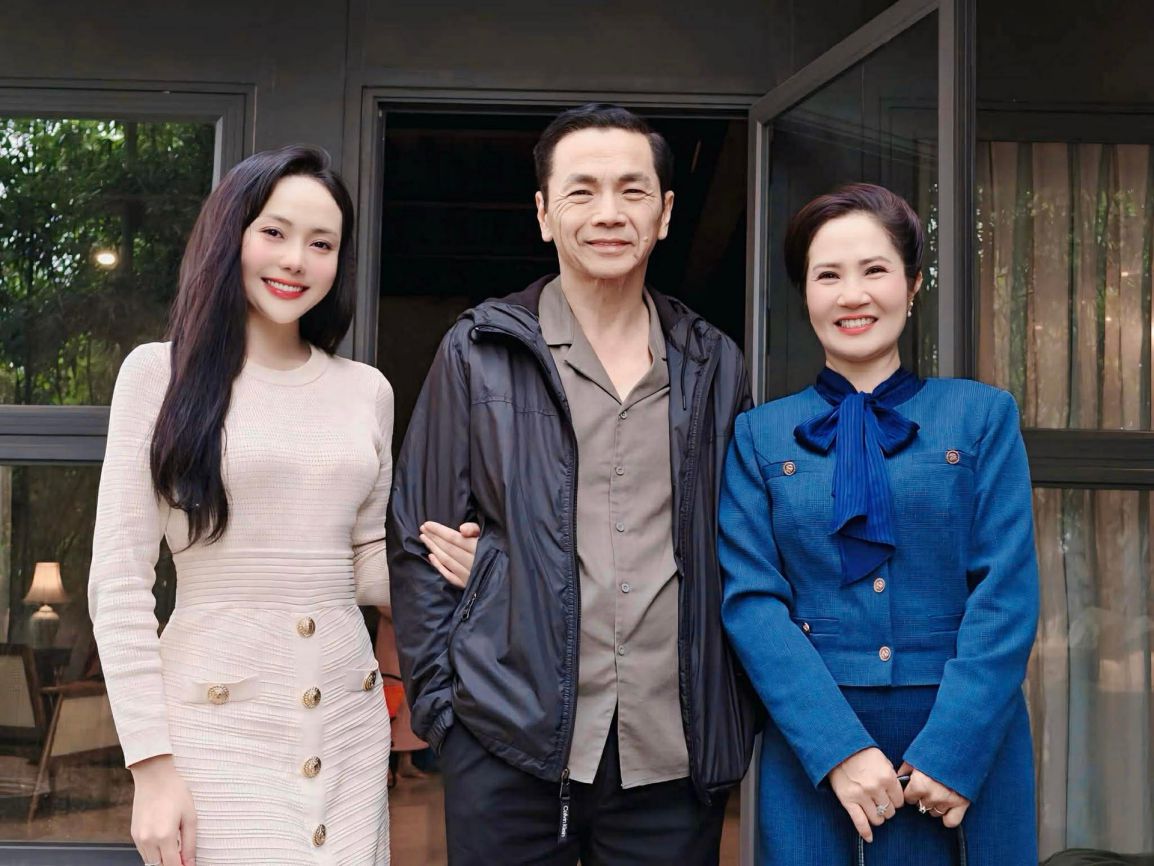 Dien vien Huyen Trang, NSND Trung Anh, NSUT Nguyet Hang (tu trai qua phai) trong hau truong phim “Lan ranh“. Anh: Nhan vat cung cap