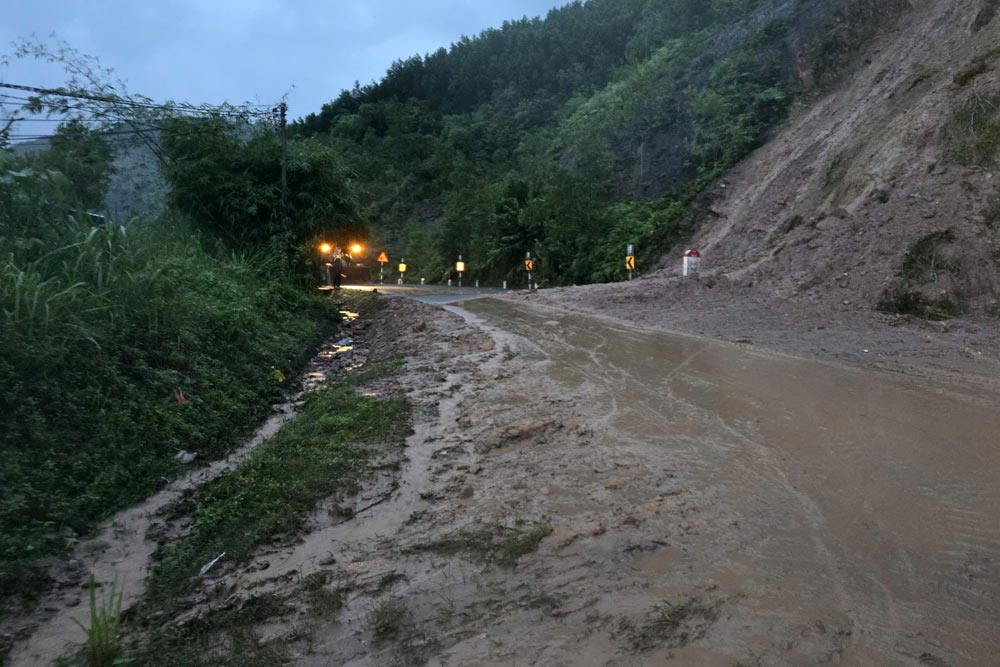 Doan cong tac cua Chinh phu do Pho Thu tuong Ho Quoc Dung dan dau co mat tren deo Khanh Le de chi dao khac phuc hau qua. Anh: Huu Long