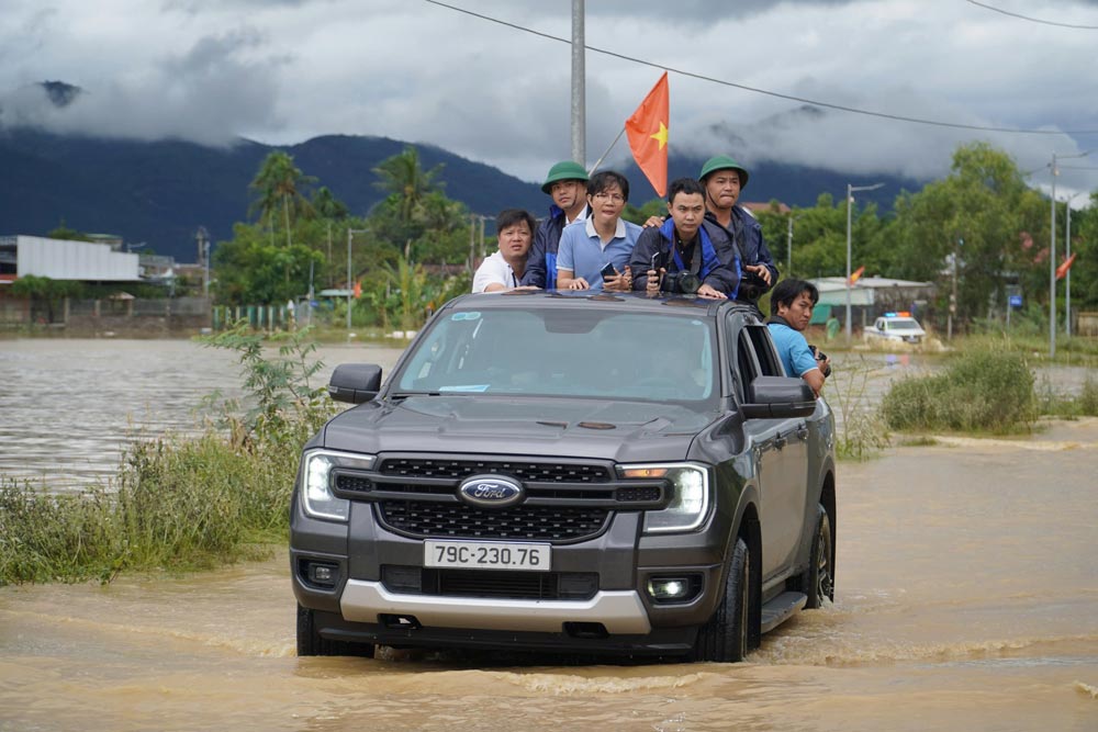 Doi ngu nguoi lam bao o Khanh Hoa da vao cac vi tri ngap lut sau de dua tin, bai mua lu. Anh: Huu Long