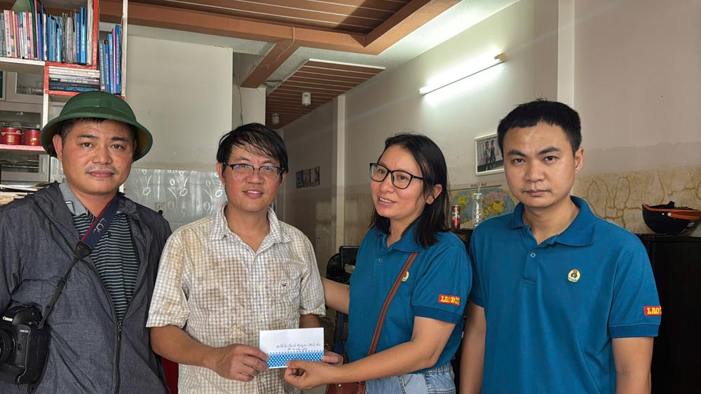 Doi ngu nguoi lam bao o Khanh Hoa tham hoi dong nghiep co nha bi ngap sau trong mua lu. Anh: Huu Long