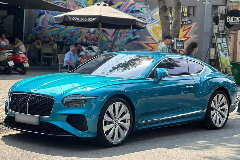 Bentley Continental GT Speed 2025 new generation appeared in Vietnam, marking a shift to hybrid technology for the UK super luxury coupe line. Photo: Phong Diep