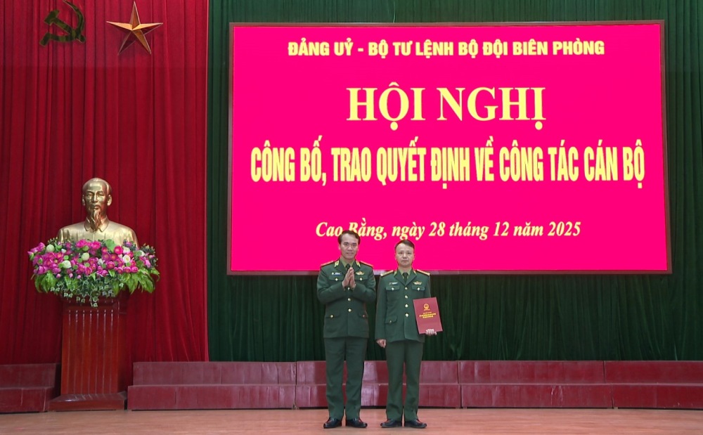 Trung tuong Vu Trung Kien - Tu lenh BDBP trao quyet dinh nghi cho huu cho Dai ta Dang Hong Quan. Anh: Thanh Luan