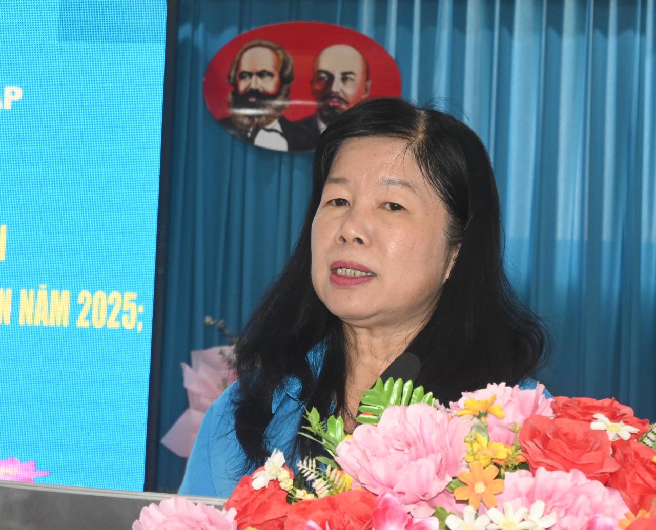 Ba Huynh Thi Tuyet Vui - Chu tich LDLD tinh Dong Thap - phat bieu chi dao tai hoi nghi. Anh: Thanh Nhan