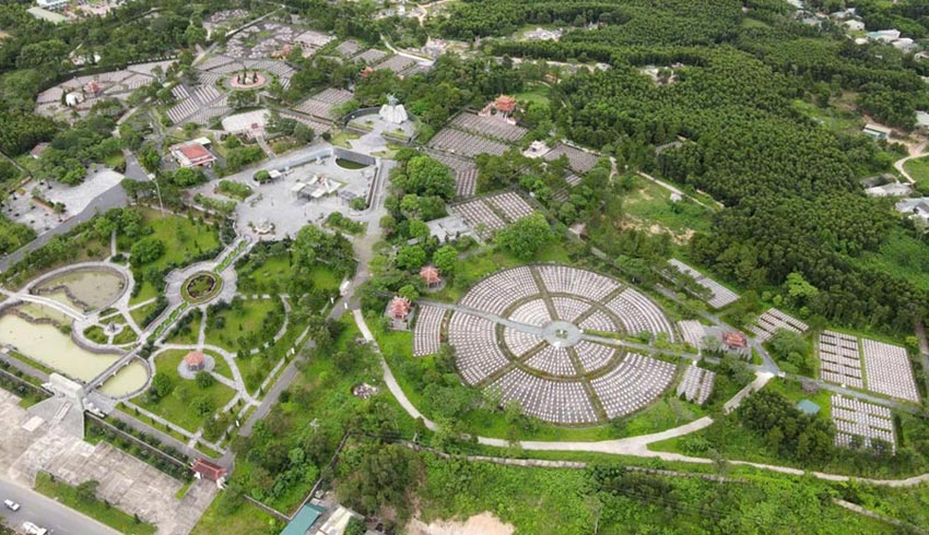 Nghia trang liet si Quoc gia Duong 9 o tinh Quang Tri la noi an tang nhieu hai cot liet si con thieu thong tin. Anh: Hung Tho