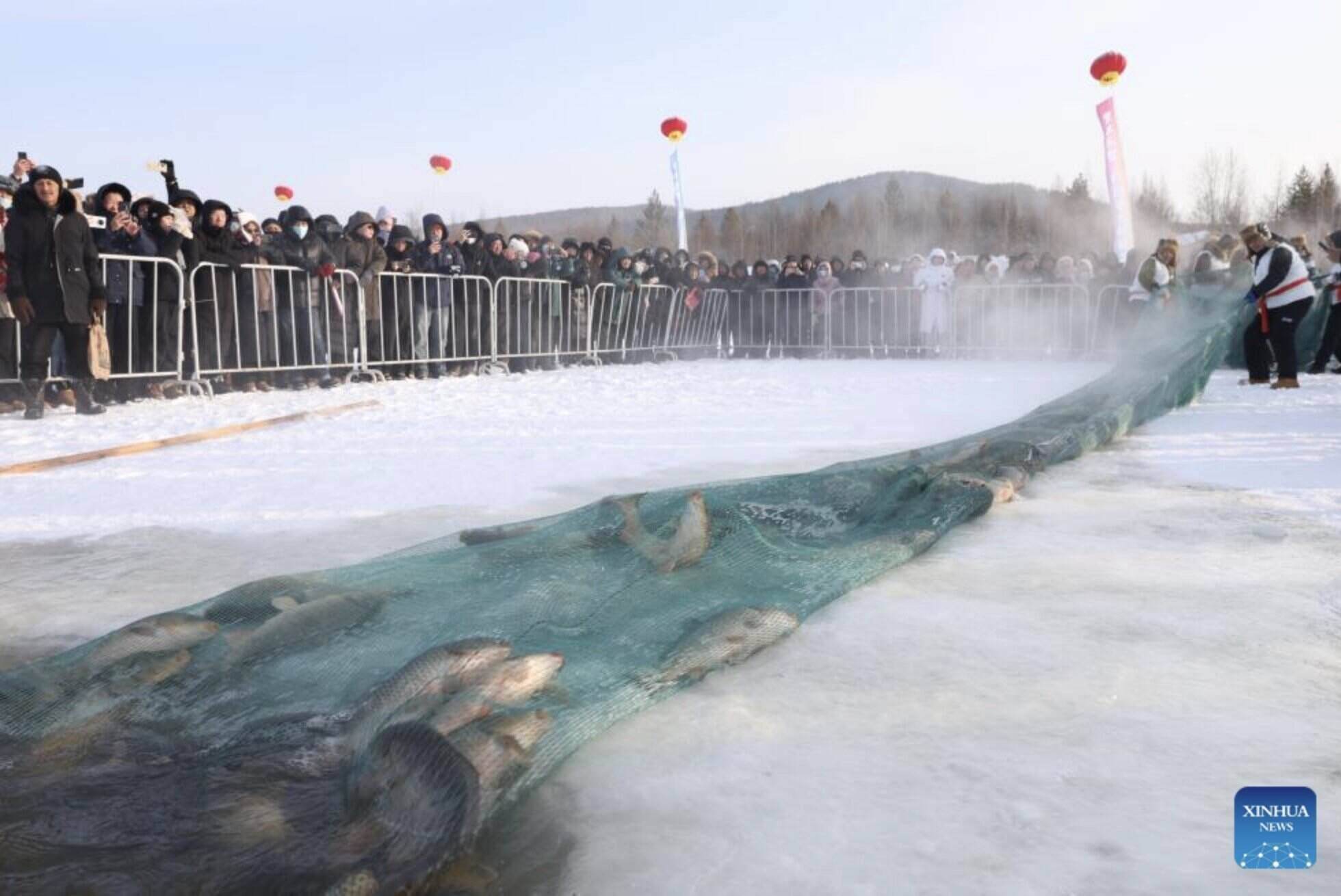 Du khach tham du le hoi cau ca mua dong o Mohe, tinh Hac Long Giang, Dong Bac Trung Quoc. Anh: Xinhua