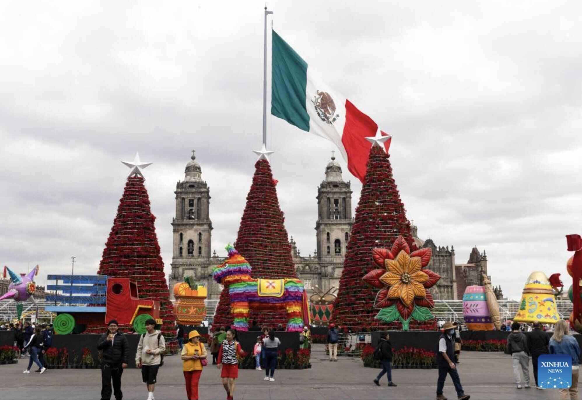 Nguoi dan chup anh tu suong truoc nhung do trang tri don nam moi tai Quang truong Zocalo o Thanh pho Mexico, thu do cua Mexico, vao ngay 30.12.2025.