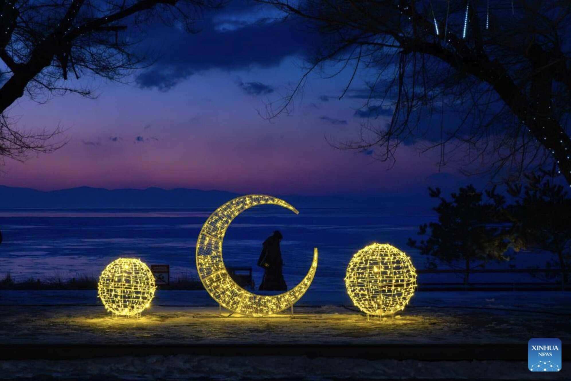 Cong trinh trang tri den don nam moi tai thanh pho Vladivostok thuoc vung Vien Dong Nga. Anh: Xinhua