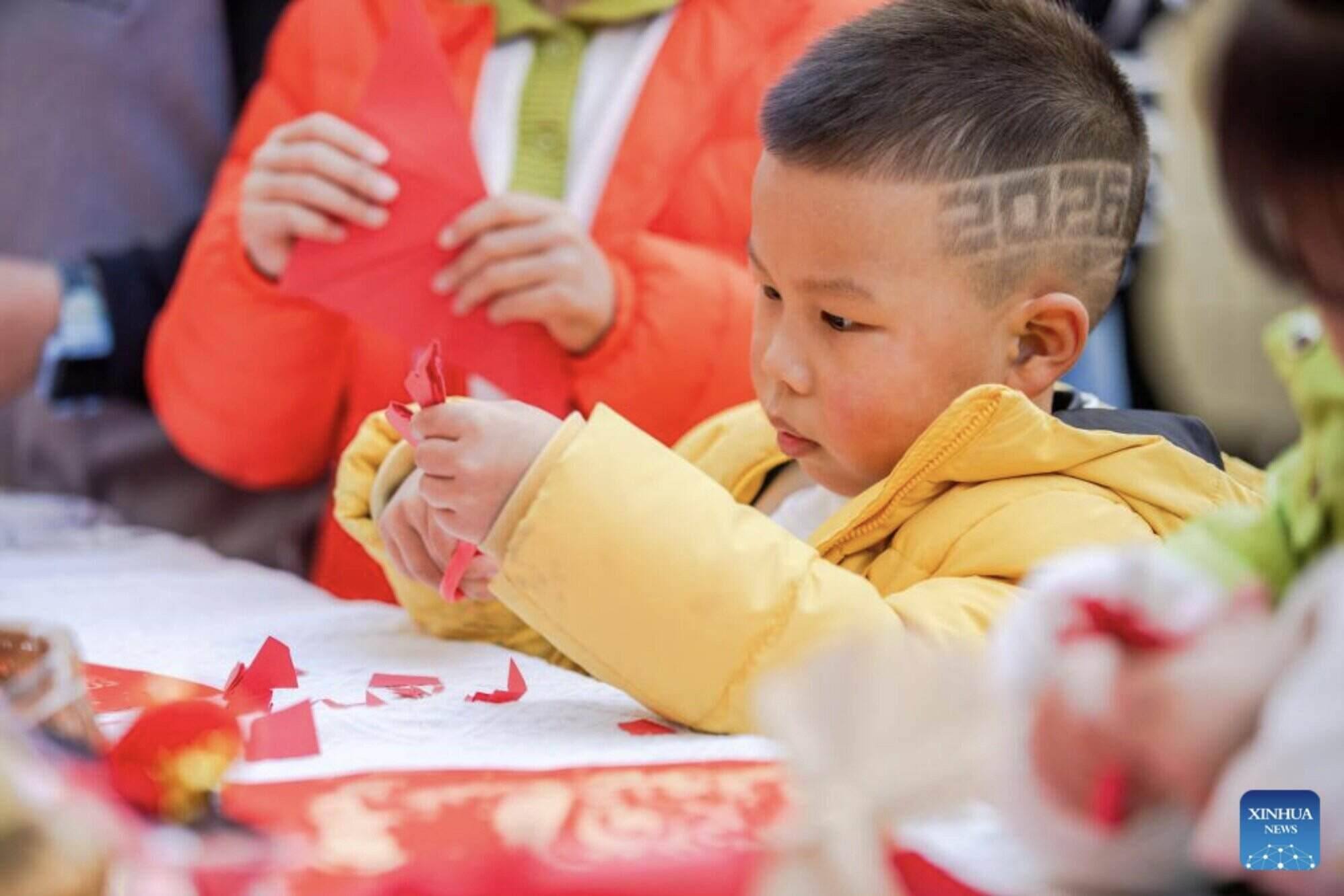 Nguoi dan viet cau doi nam moi tai huyen Miyi, thanh pho Panzhihua, tinh Tu Xuyen, tay nam Trung Quoc, ngay 29 thang 12 nam 2025. Nhieu hoat dong khac nhau duoc to chuc tren khap Trung Quoc de chao don nam moi sap toi. Anh: Xinhua