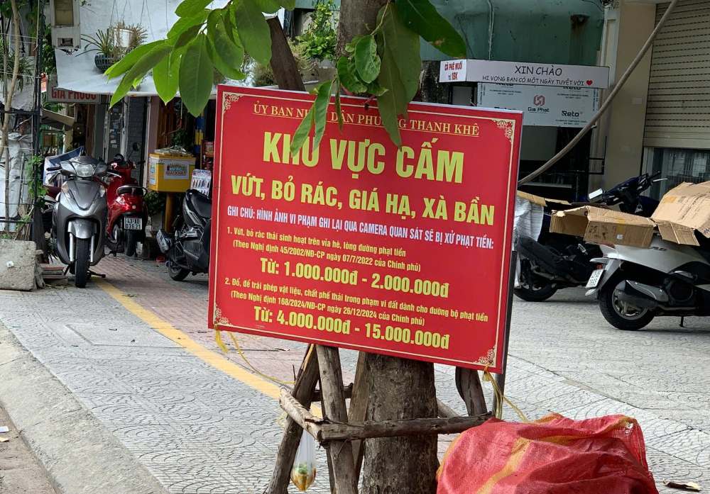 Xe rac luon trong tinh trang qua tai, rac thai do tran lan ra via he va long duong. Anh: Thanh Huyen