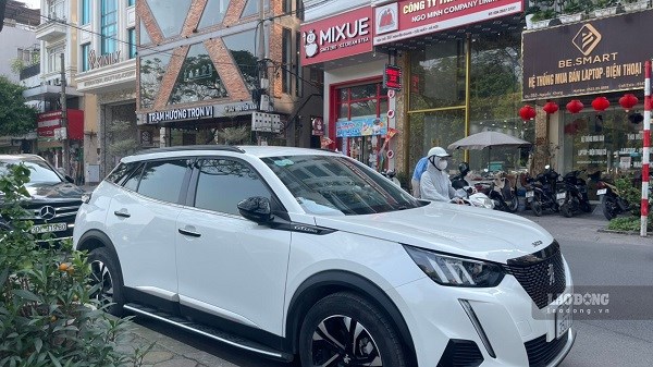 From March 1, 2026, businesses that lease cars to people with expired driver's licenses to drive themselves may be fined up to 60 million VND. Photo: Vu Hoan