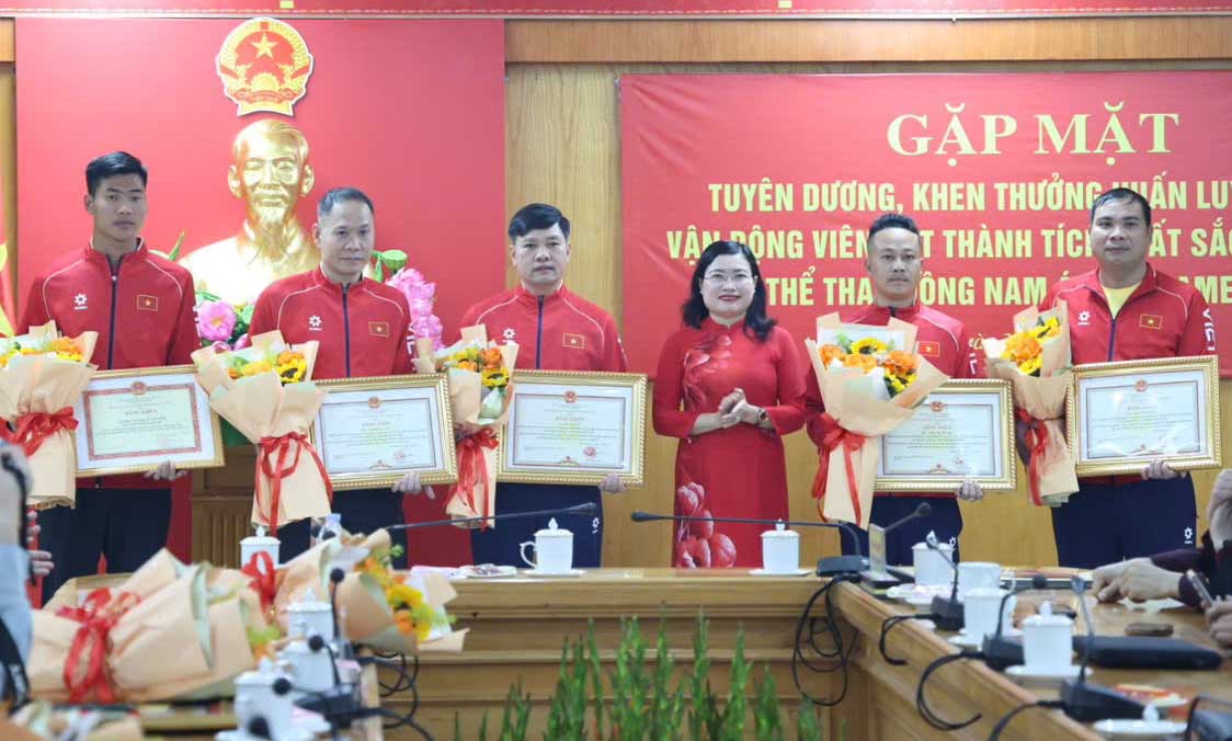 하띤성 인민위원회는 뛰어난 성과를 거둔 코치들에게 포상했습니다. 사진: Van Hoa.