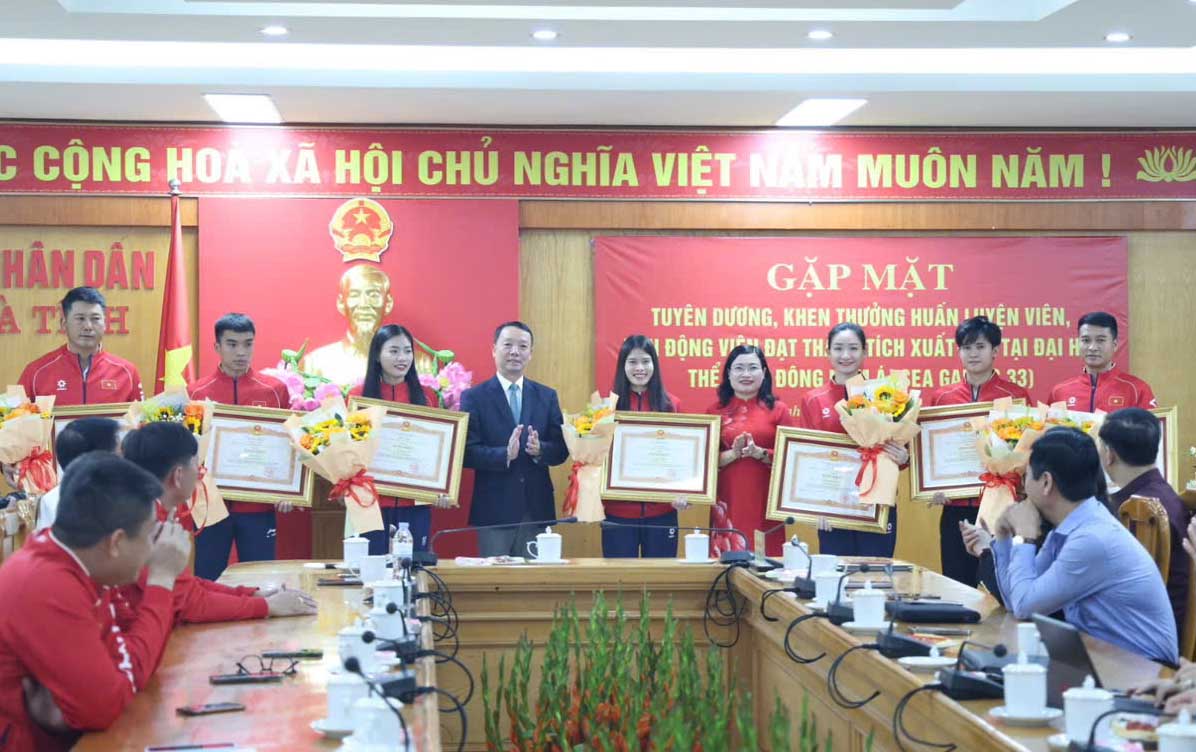 Lanh dao tinh Ha Tinh trao Bang khen cua Thu tuong Chinh phu cho cac huan luyen vien, van dong vien xuat sac. Anh: Van Hoa.