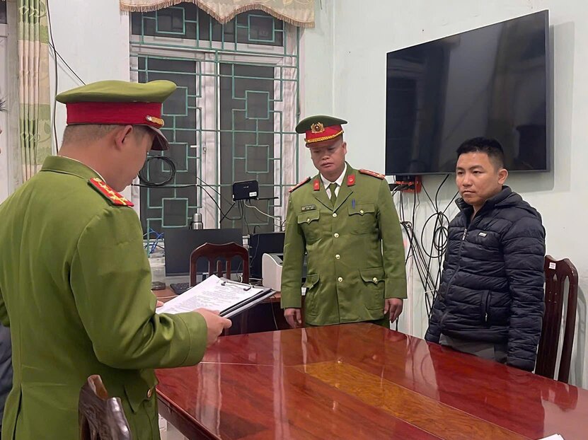  Cơ quan Cảnh sát điều tra Công an tỉnh Phú Thọ đọc quyết định khởi tố vụ án, khởi tố bị can và lệnh bắt tạm giam đối với Phạm Tố Dương về tội "Lừa đảo chiếm đoạt tài sản". Ảnh: CA tỉnh Phú Thọ 