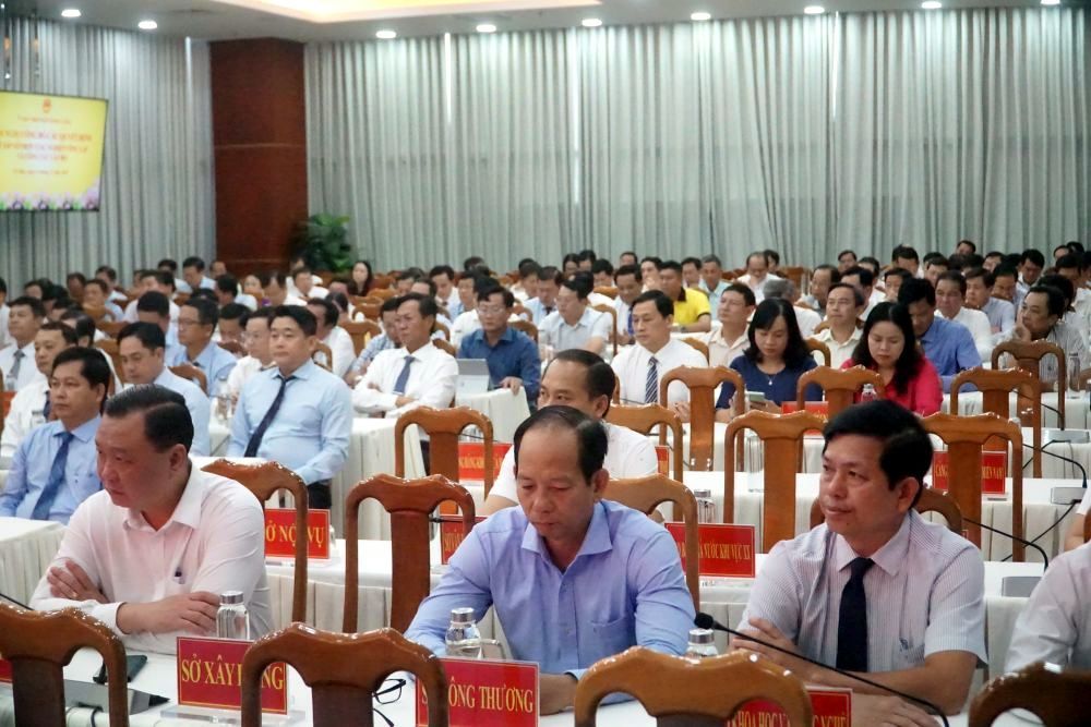 Cac dai bieu tham du buoi trien khai cac quyet dinh lien quan den sap xet don don su nghiep. Anh: Nhat Ho