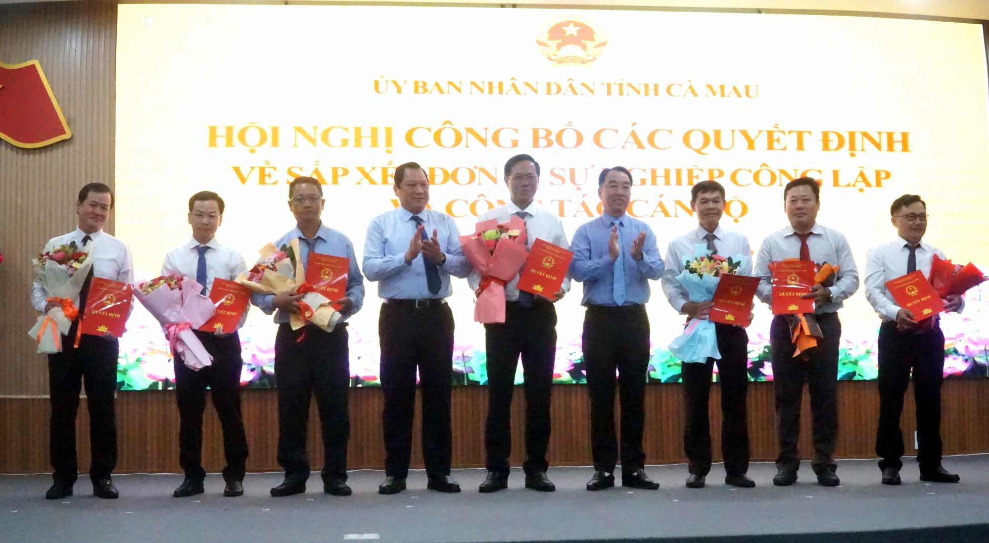 까마우는 2025년 연말에 많은 공공 기관을 정리하고 프로젝트 관리 위원회의 리더를 임명합니다. 사진: 호