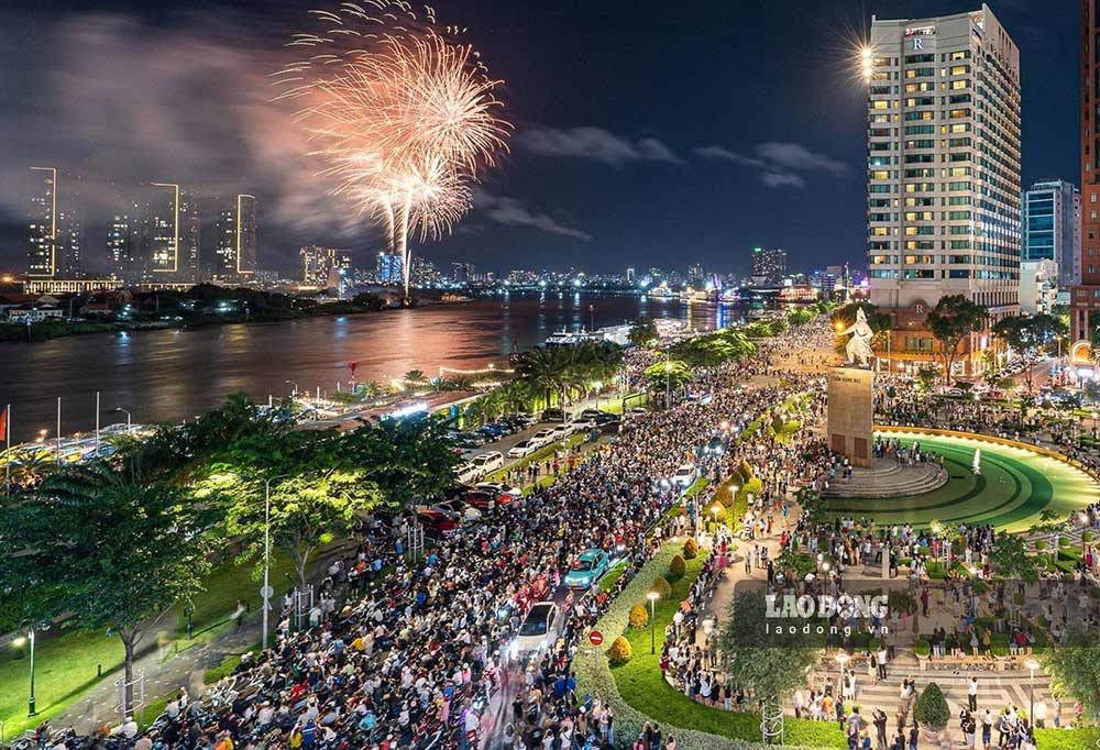 호치민시, 2026년 양력설 섣달 그날 밤 고고도 불꽃놀이. 사진: 부 코아