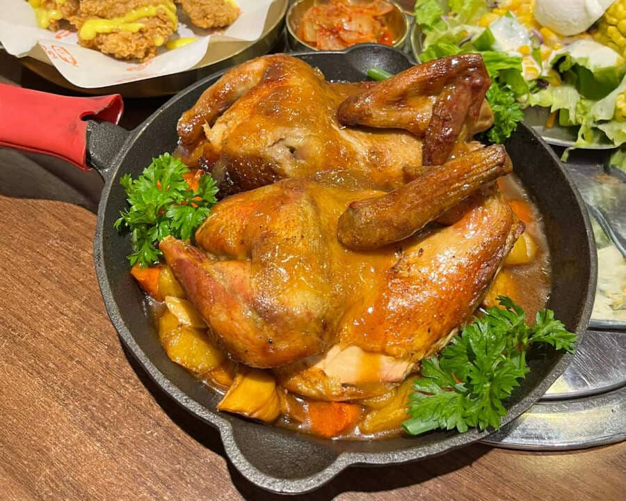 Grilled chicken with mushroom sauce will be the perfect dish for the New Year's Eve party 2026. Photo: Mai Chau