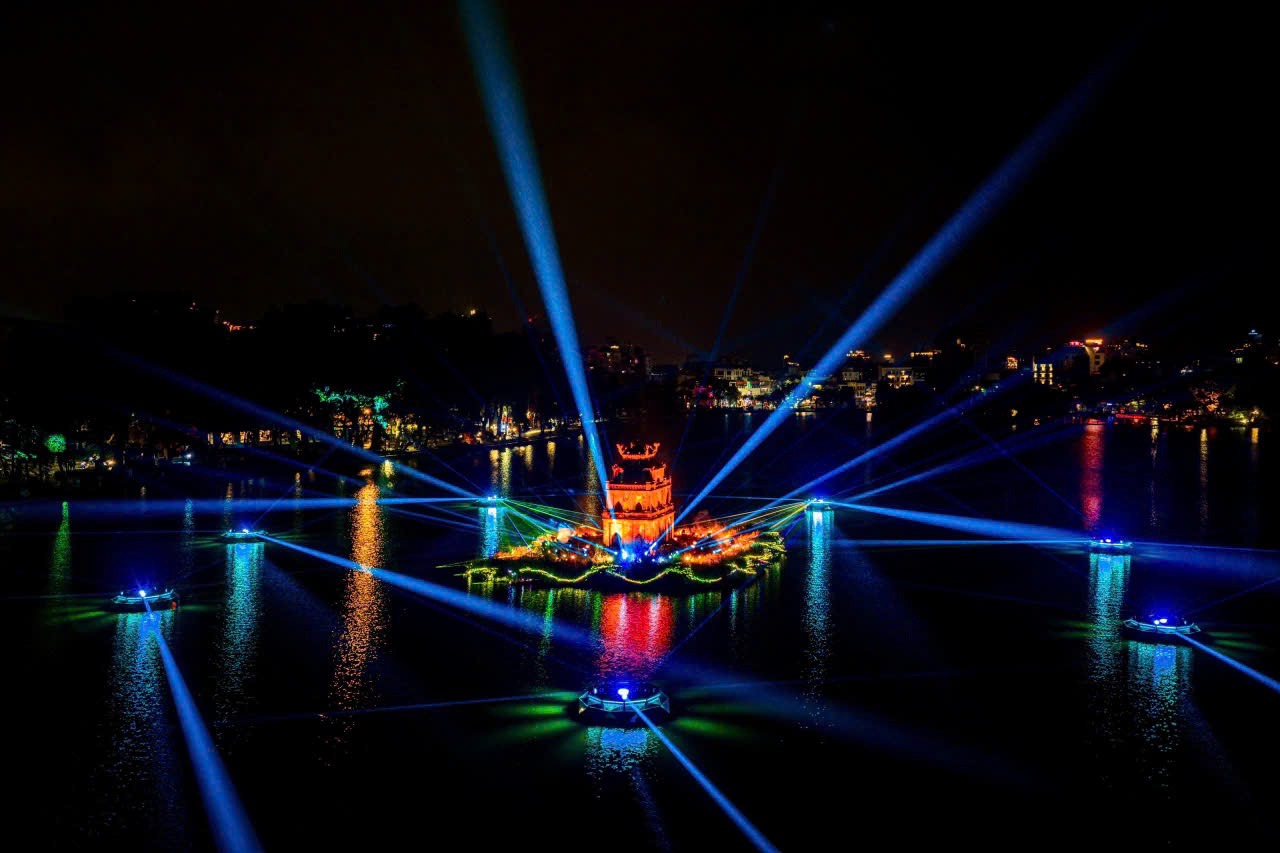 Hanoi organizes Hoan Kiem Lake - Turtle Tower Art Lighting program. Photo: Mai Dung