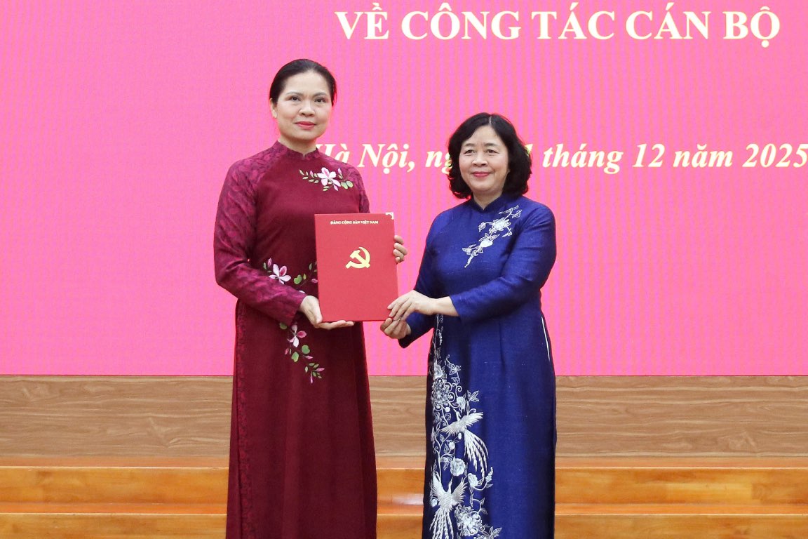 Ms. Bui Thi Minh Hoai handed over the Politburo's decision to Ms. Ha Thi Nga. Photo: Bao Han