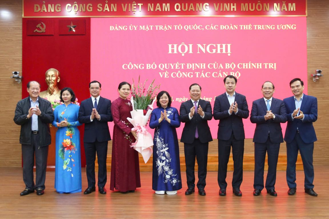 Tap the Ban Thuong vu Dang uy Mat tran To quoc, cac doan the Trung uong tang hoa chuc mung ba Ha Thi Nga. Anh: Bao Han 