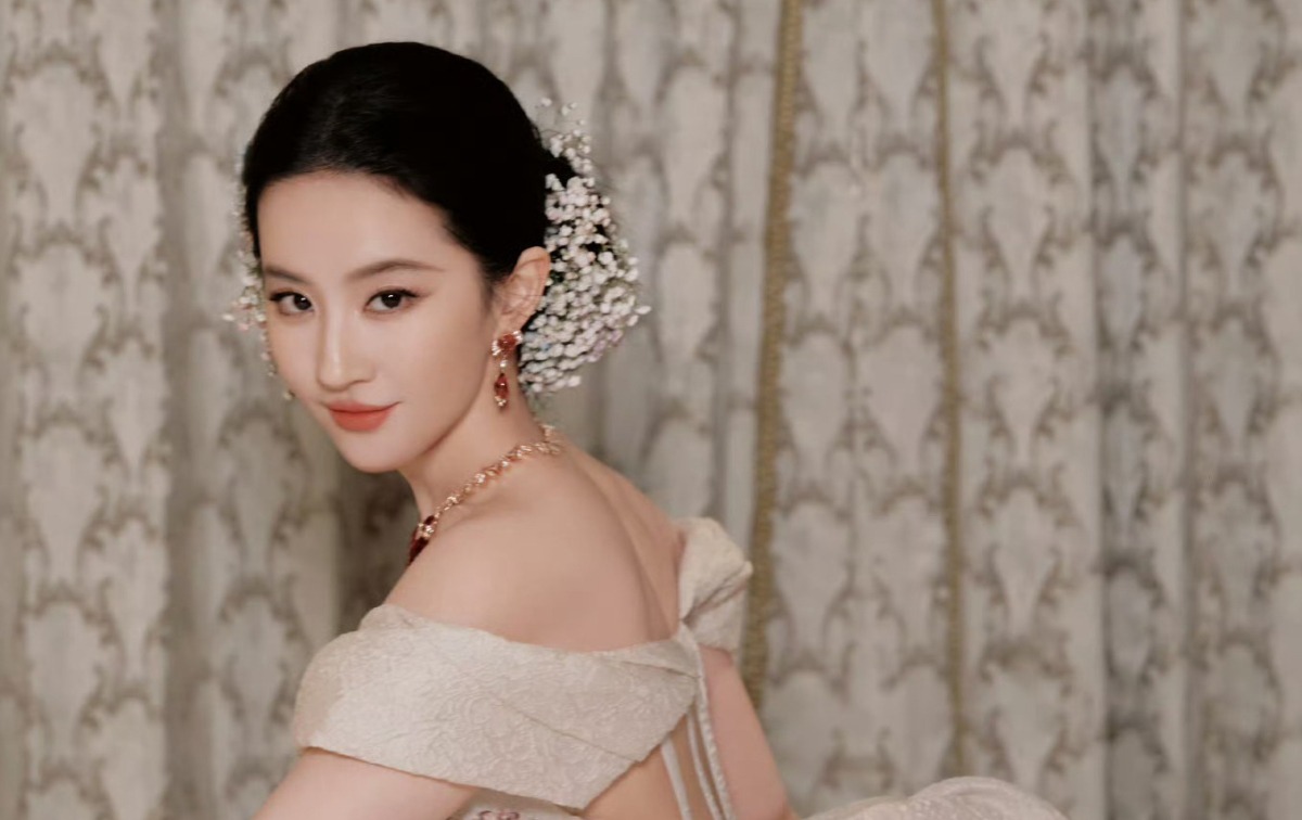 Luu Diec Phi khoi day trao luu lam dep moi voi kieu hoa baby cai toc. Anh cat tu video