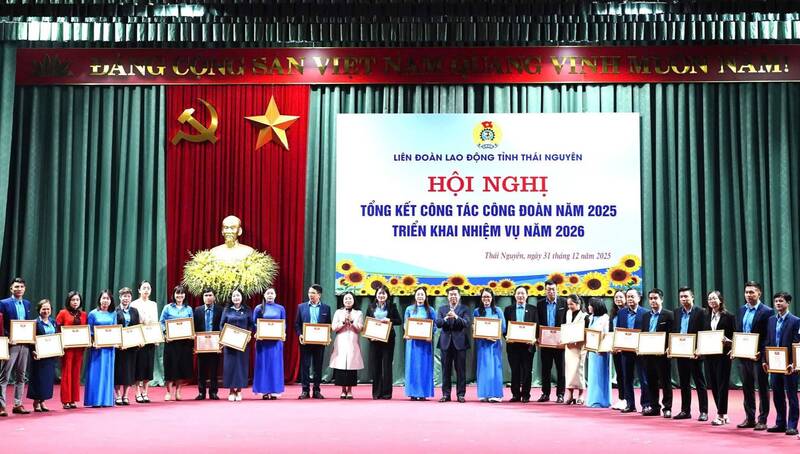 Thai Nguyen Provincial Labor Federation awards certificates of merit to collectives and individuals. Photo: Thai Nguyen Trade Union