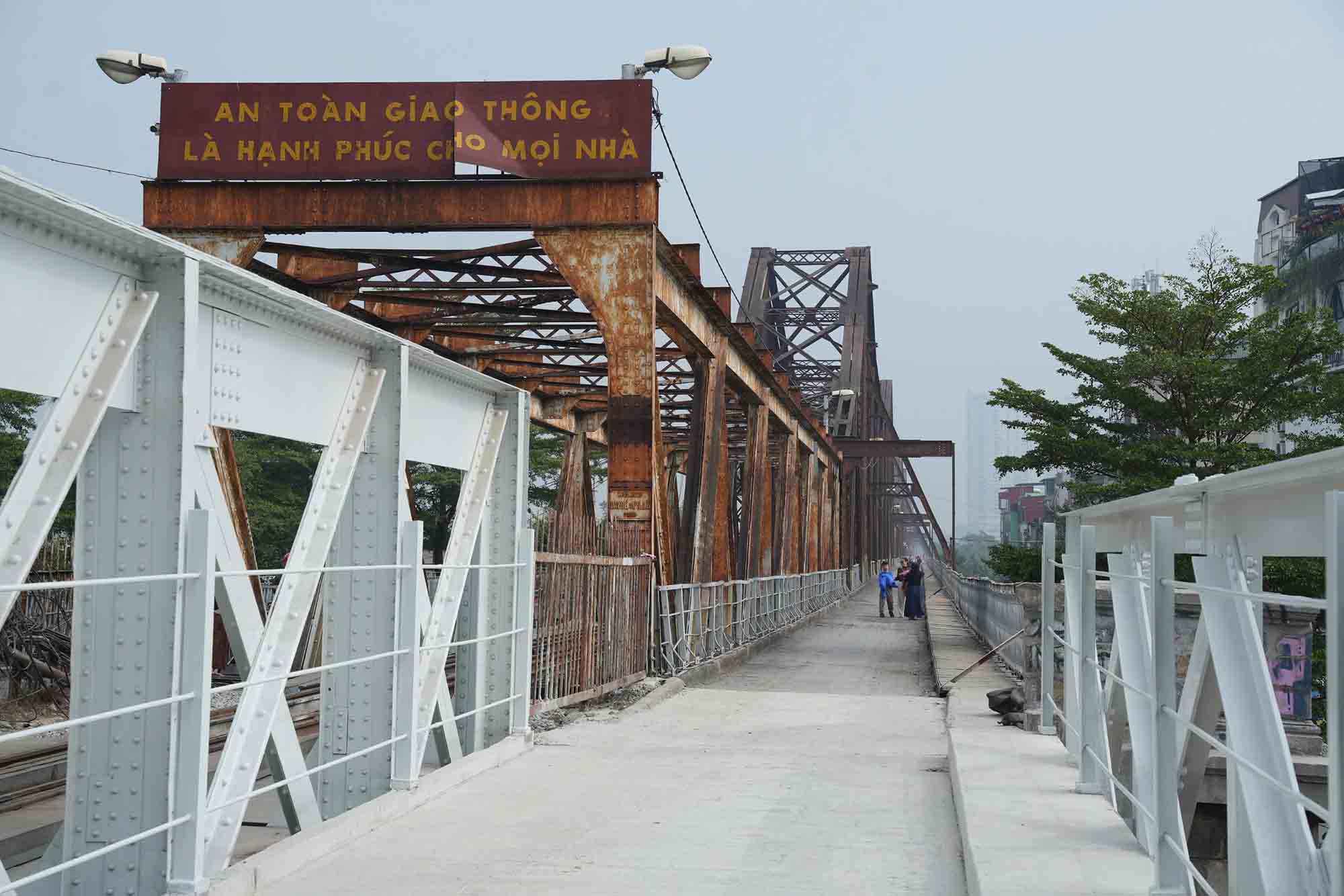 Long Bien Bridge (Hanoi), morning of December 31st Photo: Song Huu