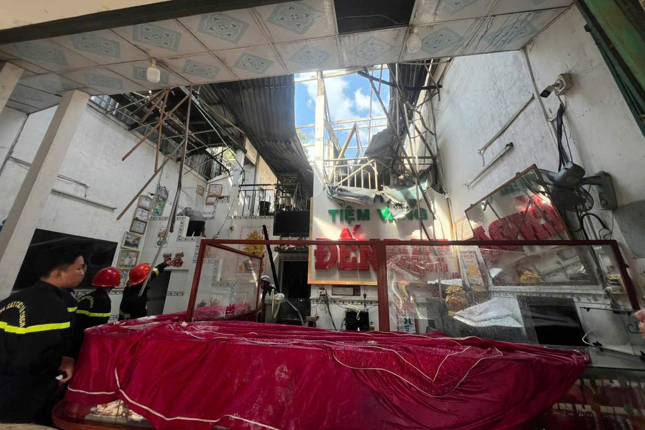 Ben trong vu chay. Anh: Phong Huy