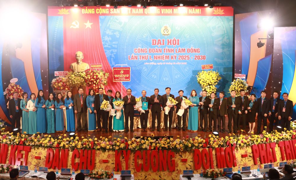 Pho Chu tich Tong Lien doan Lao dong Viet Nam Huynh Thanh Xuan va lanh dao tinh Lam Dong tang hoa chuc mung 25 Uy vien Ban Chap hanh Lien doan Lao dong tinh Lam Dong khoa I, nhiem ky 2025-2030. Anh: Duy Tuan 