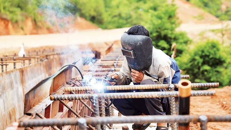 Cac cong nhan trien khai thi cong. Anh: Duc Thang