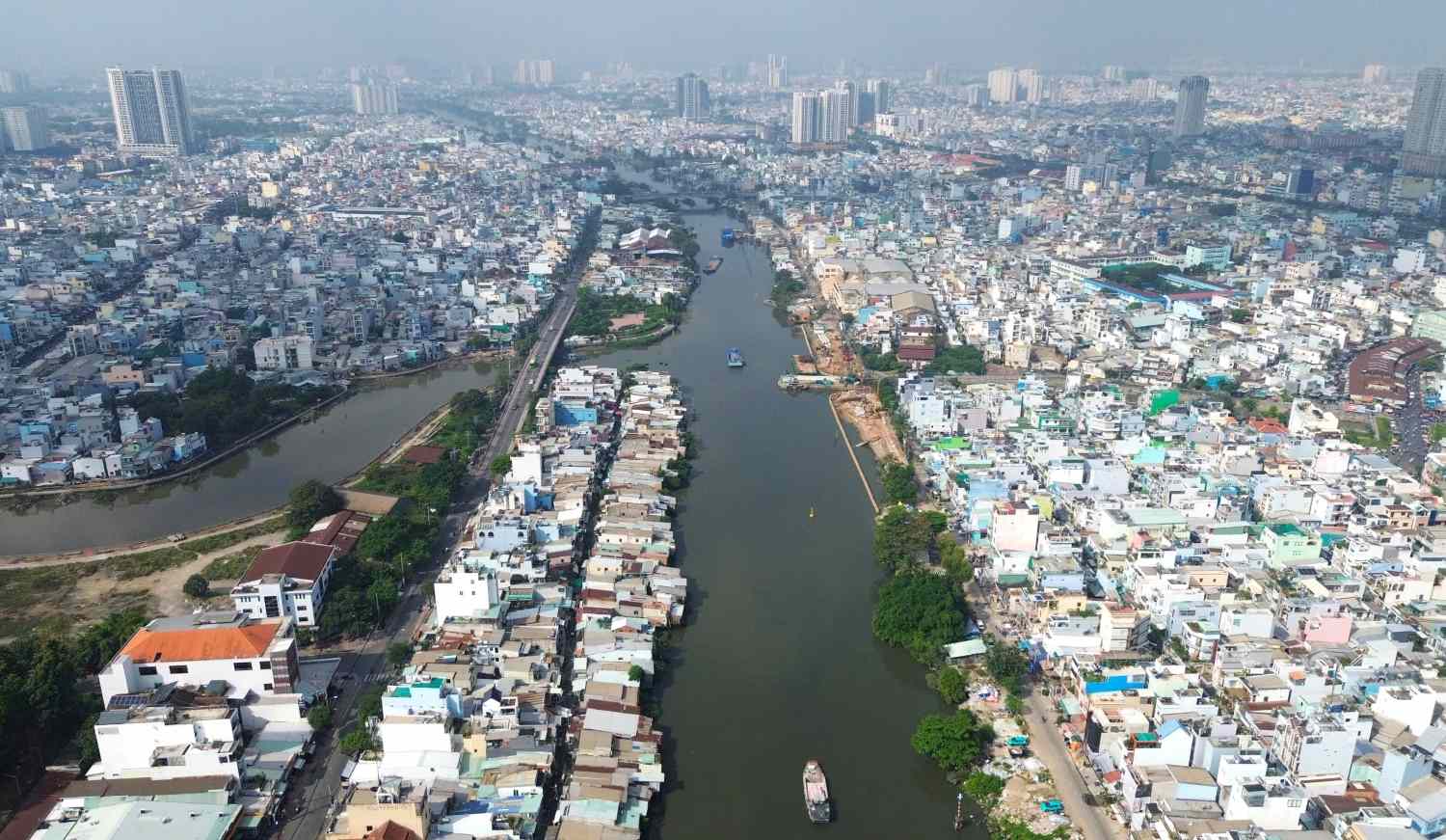 Ho Chi Minh City will clear more than 5,800 households to renovate the South bank of the Doi canal. Photo: Anh Tu