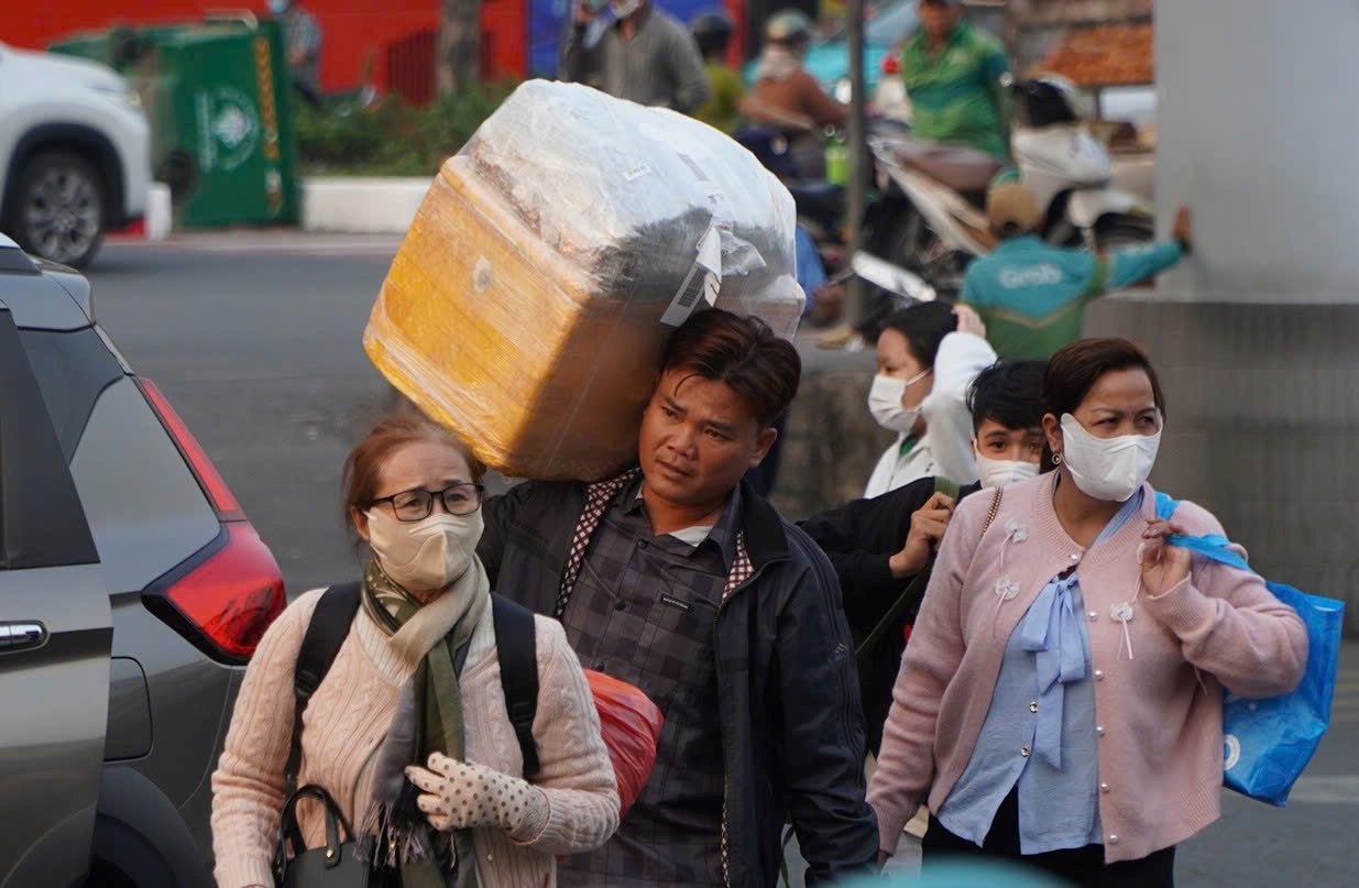 Ghi nhan tai ben xe mien Tay kha dong duc, nguoi dan linh kinh hang hoa ve que. Anh: Chan Phuc 