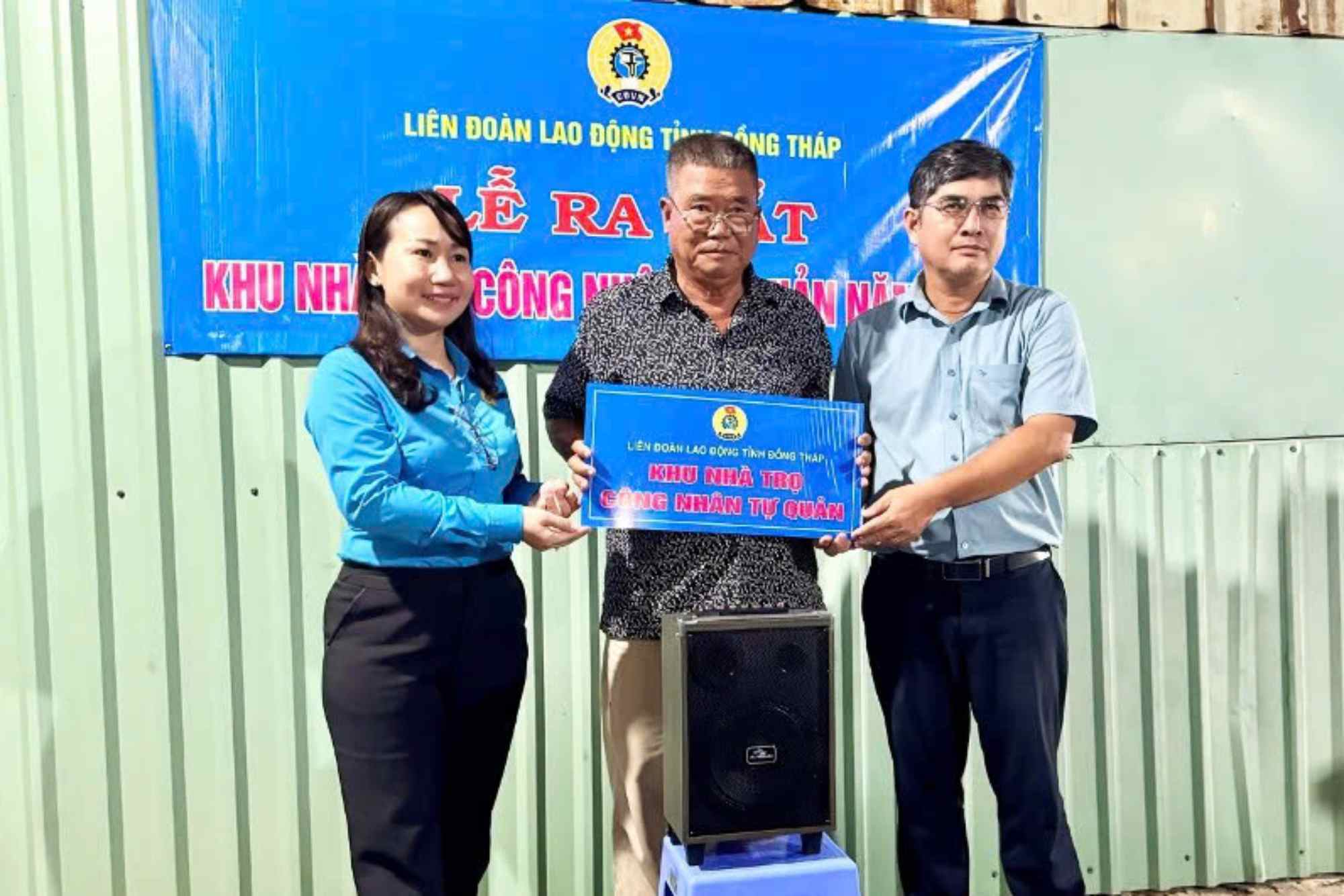 Lanh dao LDLD tinh, xa Tan Huong tang qua cho khu nha tro cong nhan tu quan. Anh: LDLD tinh Dong Thap