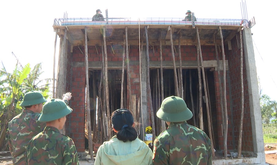 Landslide sweeps away houses, commune allocates land, soldiers help rebuild homes for people. Photo: Han Nguyen