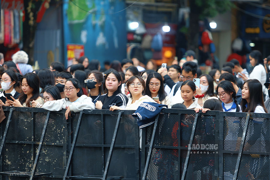 Arranging seats from 11 am, waiting to see idols in the 2026 Countdown festival in Hanoi