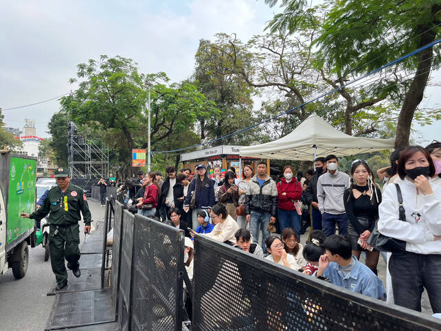 Countdown chua bat dau, nhung khong khi hao huc da lan khap khu vuc trung tam Thu do. Anh: Ngoc Mai