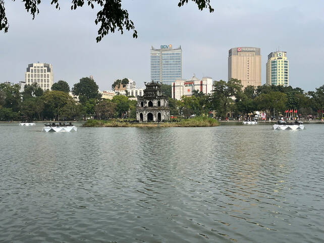 Giua mat nuoc Ho Guom, tran dia phao hoa da san sang truoc gio G de thap sang bau troi Thu do. Anh: Ngoc Mai