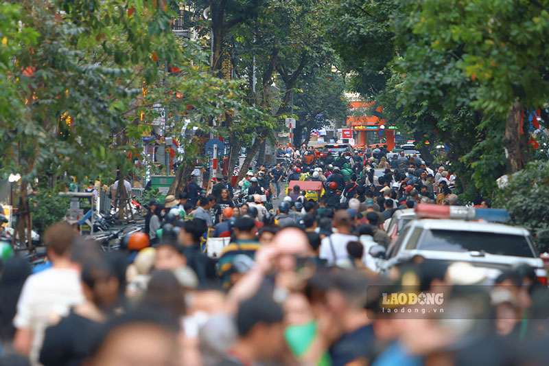 Do so luong nguoi va phuong tien do ve khu vuc Pho di bo Ho Guom dong nen cac tuyen pho luon trong tinh trang chat cung. 