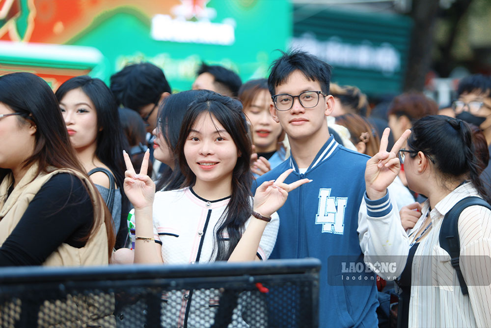 하노이 젊은이들, 카운트다운 2026을 기다리며 울타리 치고 발을 딛다