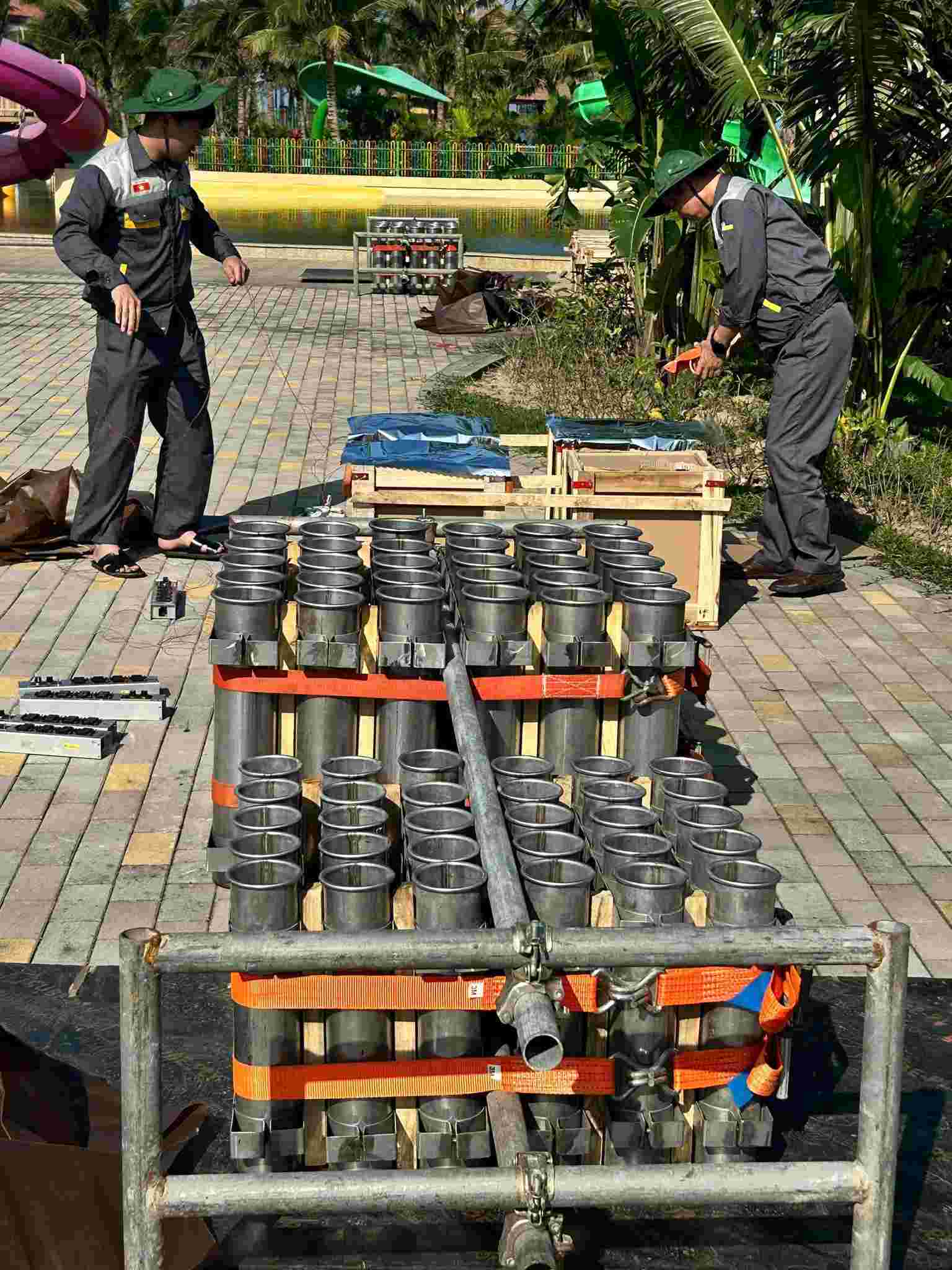 Tat ca da san sang cho man phao hoa nghe thuat. Anh: Quynh Trang