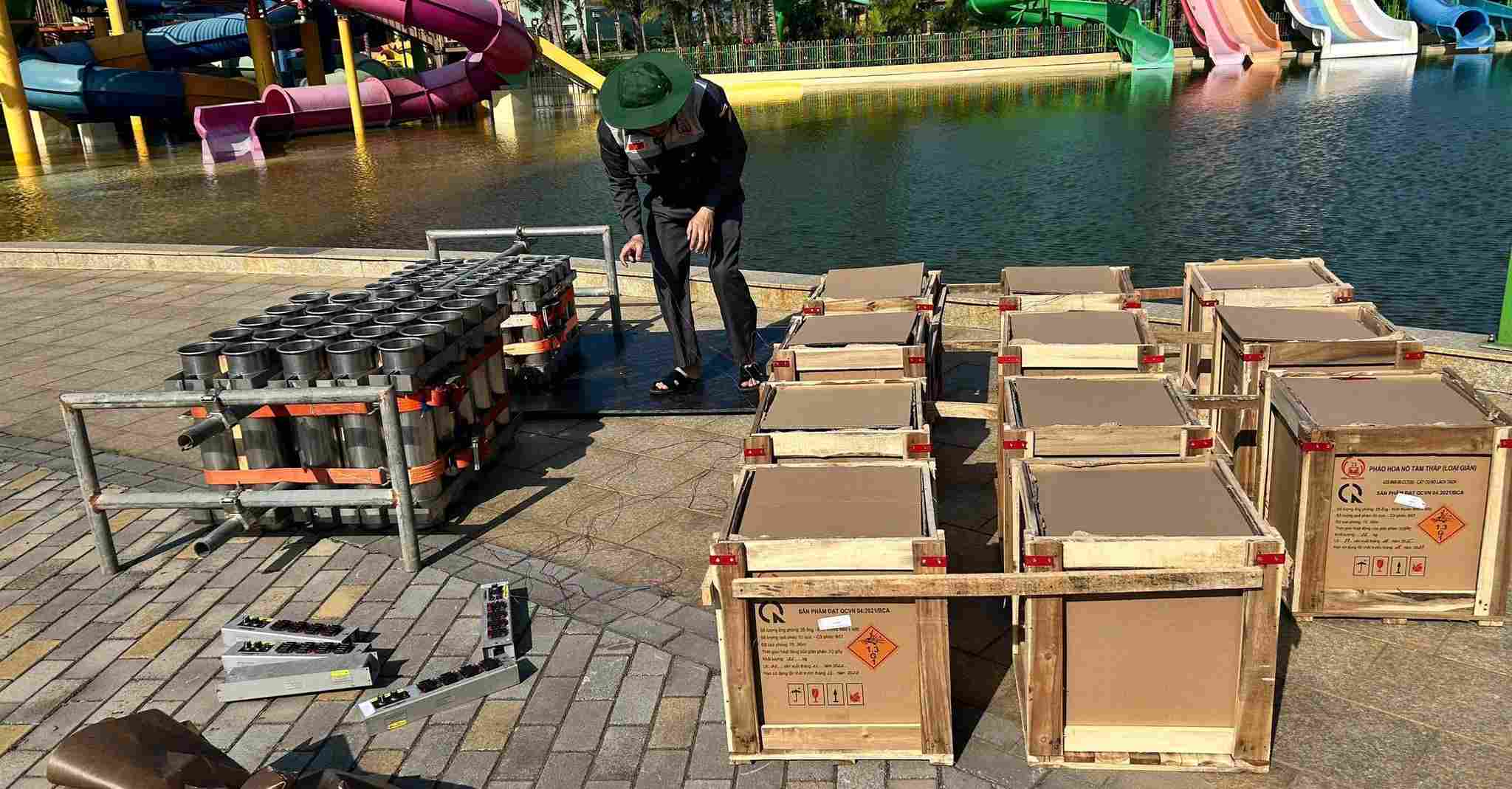 Fireworks are gathered on Cua Lo beach. Photo: Quynh Trang