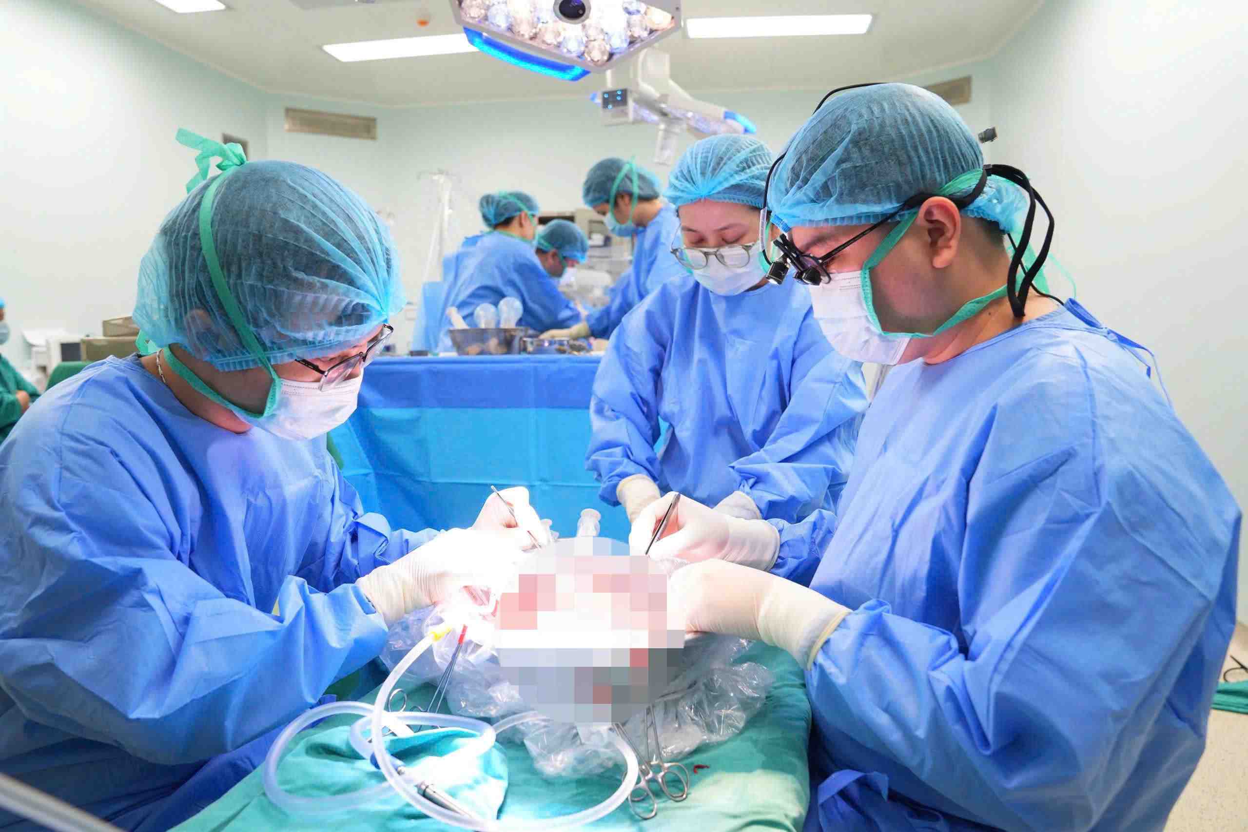 연말 밤 베트남 횡단 간 이식 수술로 환자 구제. 사진: BVCC