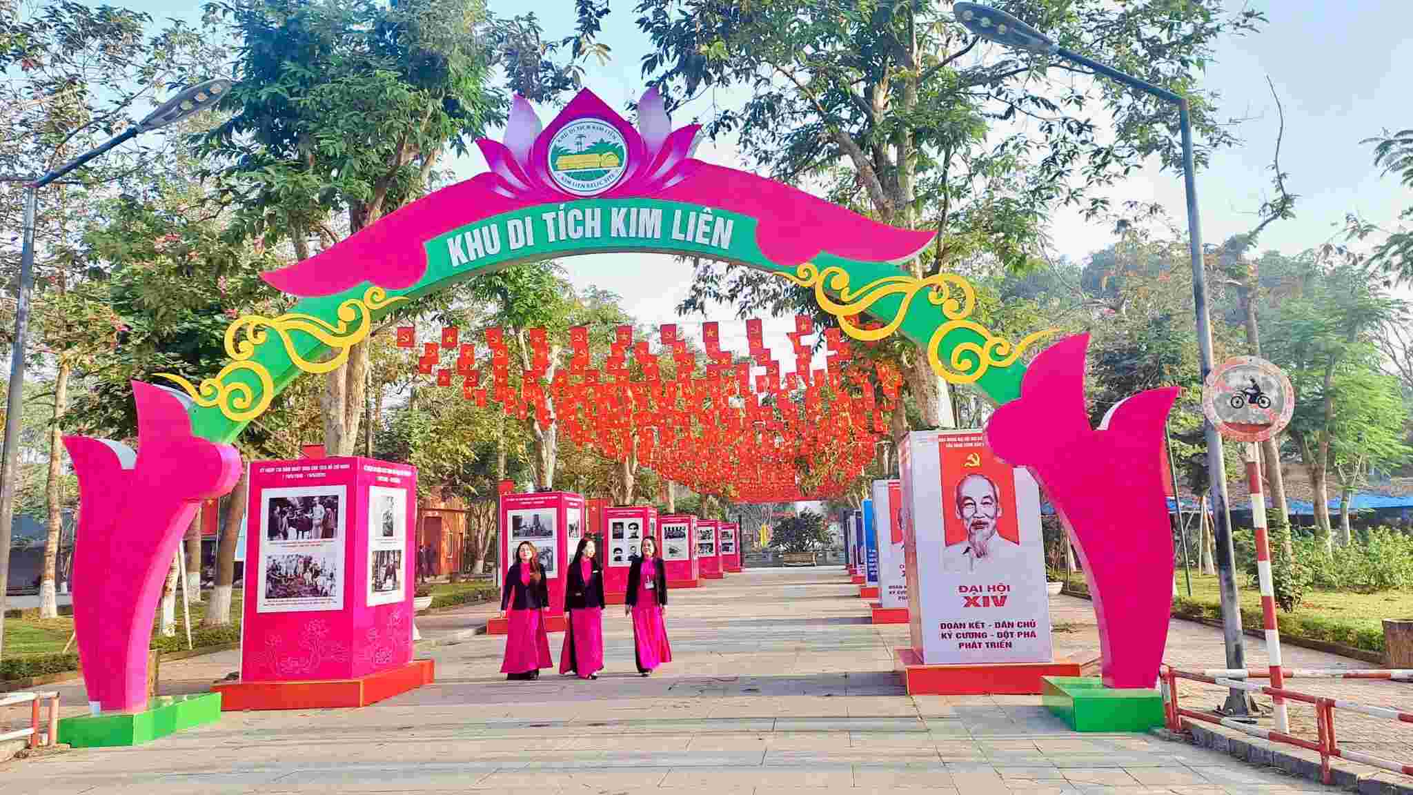 2026년 새해를 앞두고 화려한 김리엔 유적지 입구 장식 공간. 사진: 응옥안